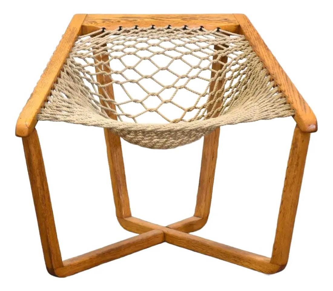 1970s USA Modern Oak Net Chair with Woven Rope Seat: 1970s USA Modern Oak Net Chair with Woven Rope Seat This 1970s Modern Oak Net Chair showcases a sturdy solid oak frame complemented by a beautifully woven rope seat. Crafted in the USA, this chair ref
