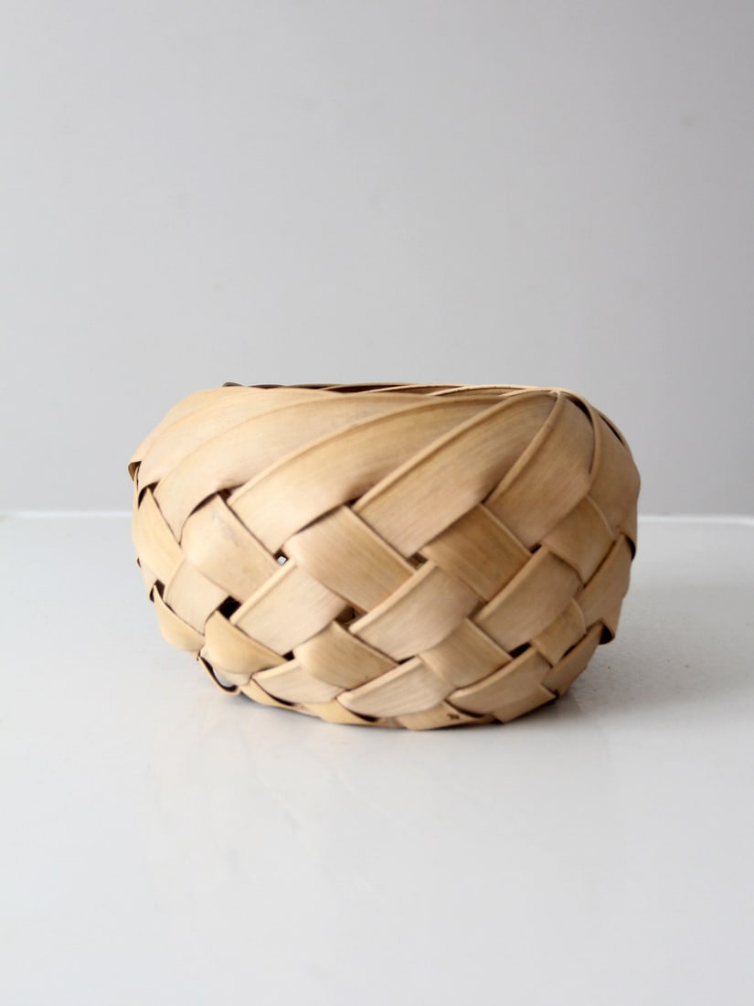 Hand-Woven Vintage Palm Frond Basket Bowl Geometric Design: Hand-Woven Vintage Palm Frond Basket Bowl Geometric Design Enhance your home decor with this Vintage Palm Frond Basket Bowl, meticulously hand-woven from natural palm fronds. Its round bowl shape is c