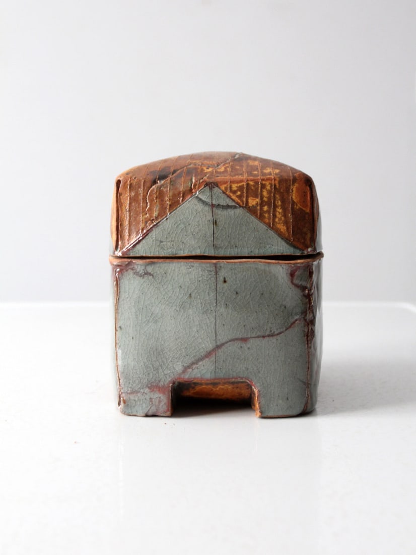 Signed 1999 Vintage Studio Pottery Jar with Geometric Design: Signed 1999 Vintage Studio Pottery Jar with Geometric Design This vintage studio pottery jar, crafted in 1999 and signed by the potter, showcases a unique geometric design enhanced by an earthy glaze