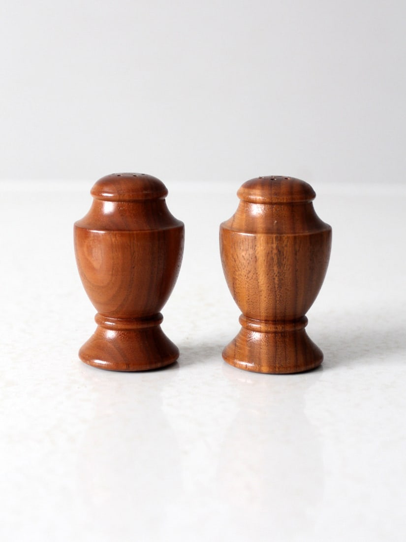 Classic Vintage Wood Salt and Pepper Shakers Set Urn Design: Classic Vintage Wood Salt and Pepper Shakers Set Urn Design Enhance your dining experience with this vintage wood salt and pepper shakers set. Featuring a classic urn shape and a smooth, polished fini
