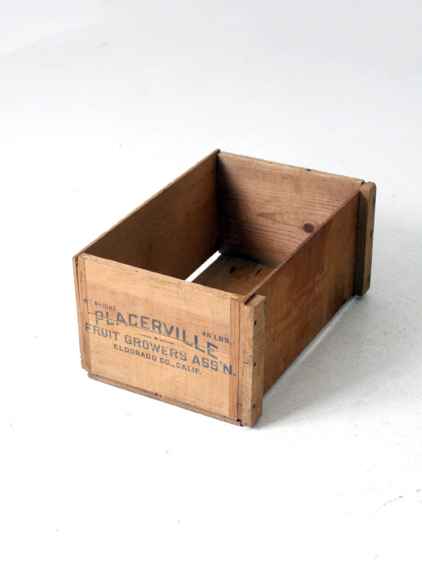Vintage 1940s Placerville Fruit Growers Wooden Crate Box: Vintage 1940s Placerville Fruit Growers Wooden Crate Box Discover a piece of history with this vintage Placerville Fruit Growers Association crate box, dating back to the 1940s - 1950s. This rustic wo