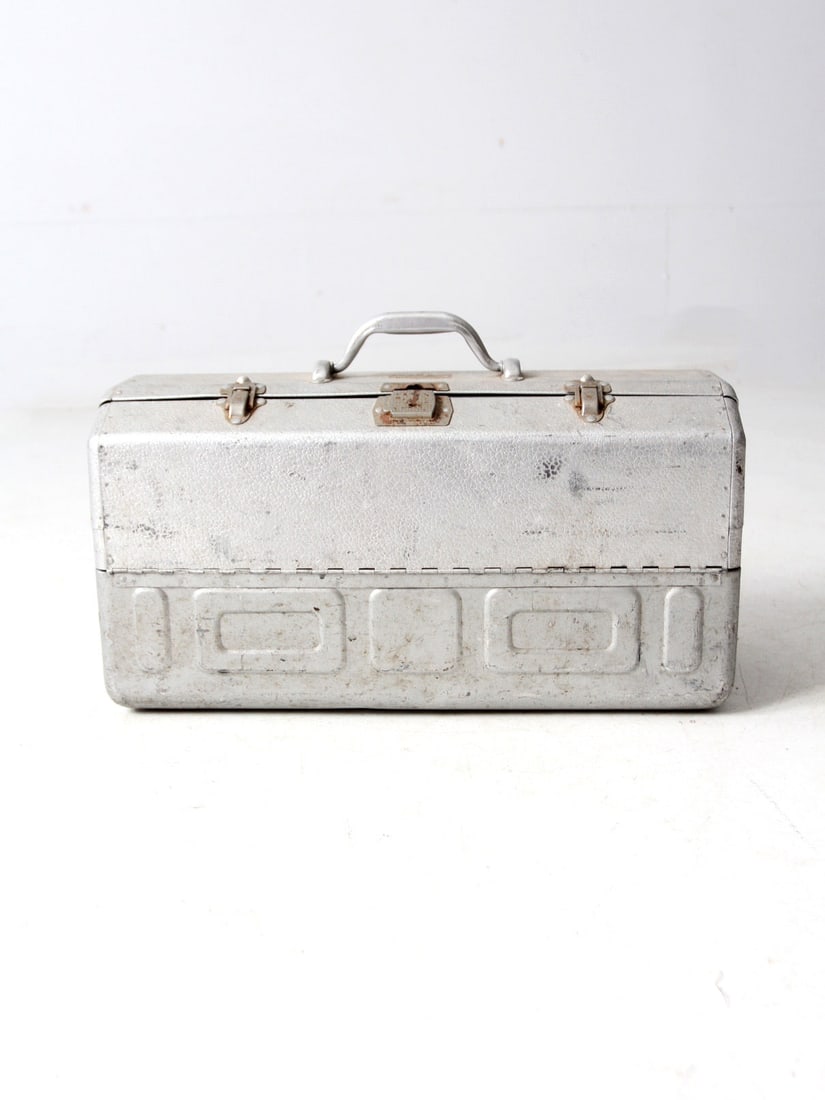 Vintage Walton Grip-Loc Aluminum Tackle Box with Compartments: Vintage Walton Grip-Loc Aluminum Tackle Box with Compartments Introducing a vintage Walton Products Inc. Grip-Loc tackle box, a perfect blend of functionality and retro charm. This mid-century aluminu