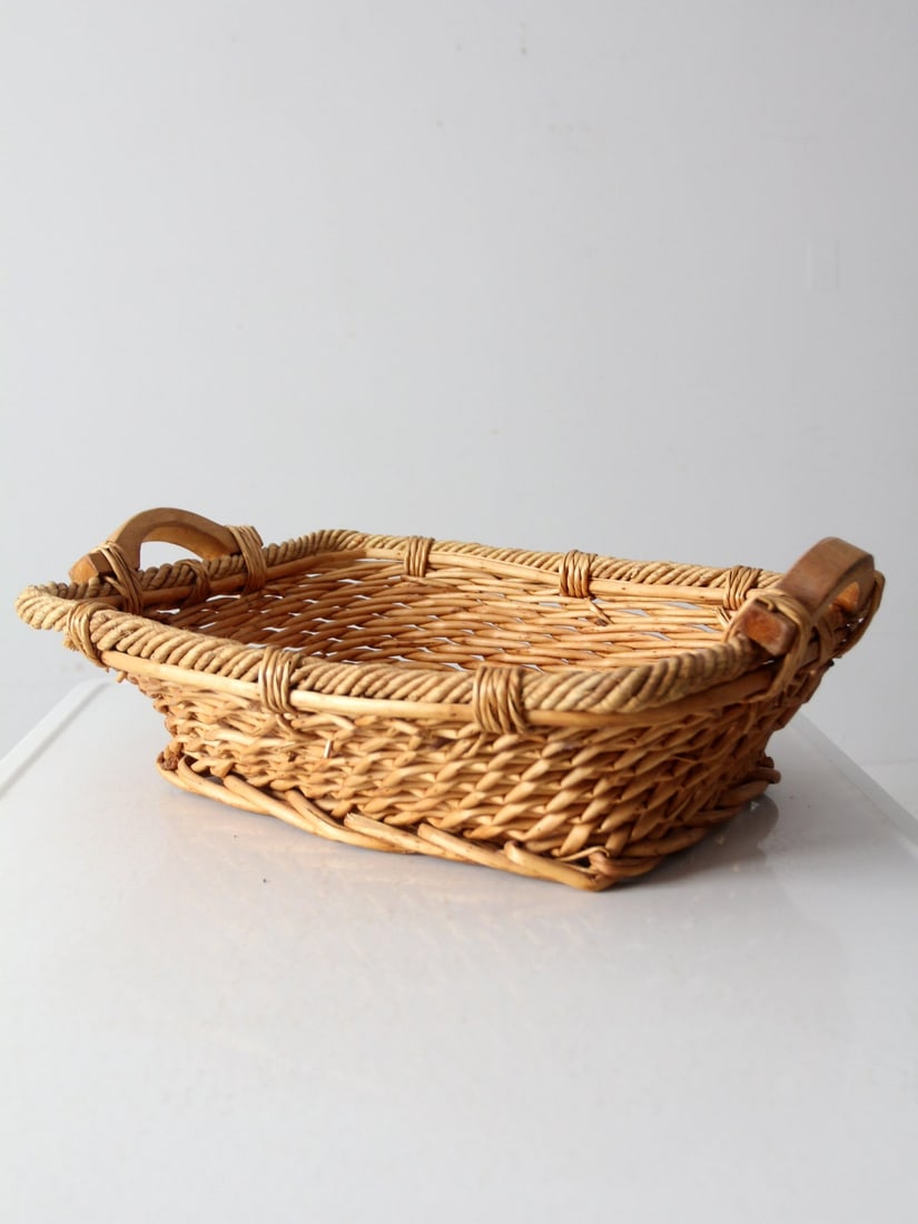 Charming Vintage Woven Basket Tray with Wooden Handles 22 x 16.5: Charming Vintage Woven Basket Tray with Wooden Handles 22 x 16.5 Enhance your home decor with this charming vintage woven basket tray. Designed with decorative wooden handles, this tray features a bea