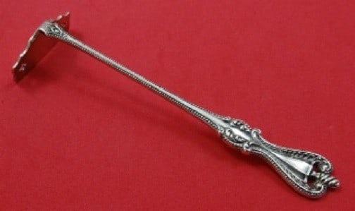 Towle Old Colonial Sterling Silver Baby Food Pusher 4 3/4": Towle Old Colonial Sterling Silver Baby Food Pusher 4 3/4" Discover a charming piece of history with this Old Colonial by Towle Sterling Silver Baby Food Pusher, measuring 4 3/4". Crafted between 1850