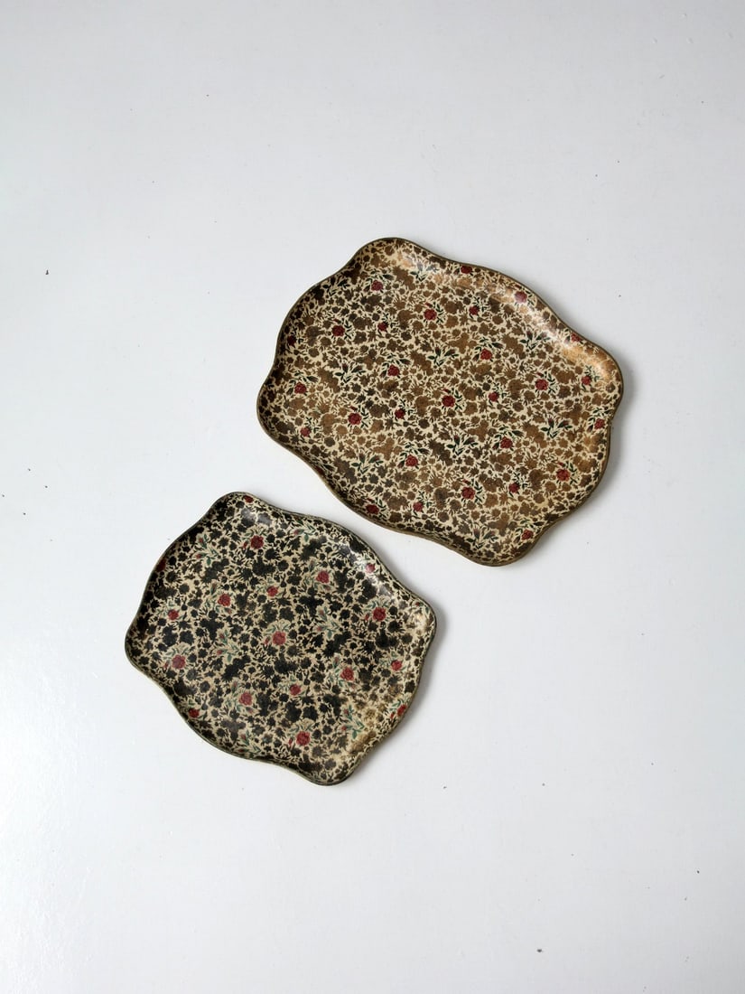 Vintage Japanese Paper Mache Tray Pair with Floral Gilt Accents: Vintage Japanese Paper Mache Tray Pair with Floral Gilt Accents This exquisite pair of vintage Japanese paper mache trays showcases stunning floral patterns adorned with gilt accents. Each tray is mar