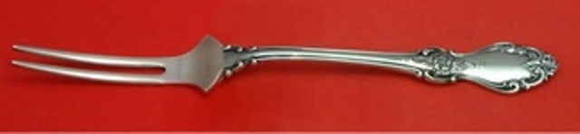 Reed & Barton Old Virginia Sterling Silver Serving Fork 7 3/8": Reed & Barton Old Virginia Sterling Silver Serving Fork 7 3/8" Presenting the Old Virginia serving fork, a custom-made piece by Reed & Barton. Crafted from high-quality sterling silver, this spinach f