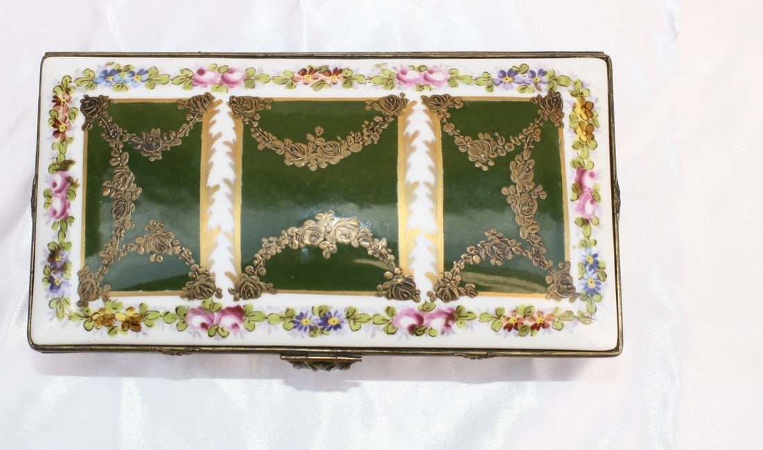 French Sevres Porcelain Jewelry Box with Hand Painted Decoration 19th Century: French Sevres Porcelain Jewelry Box with Hand Painted Decoration 19th Century This 19th-century French Sevres jewelry box is crafted from porcelain and features hand-painted designs with exquisite det
