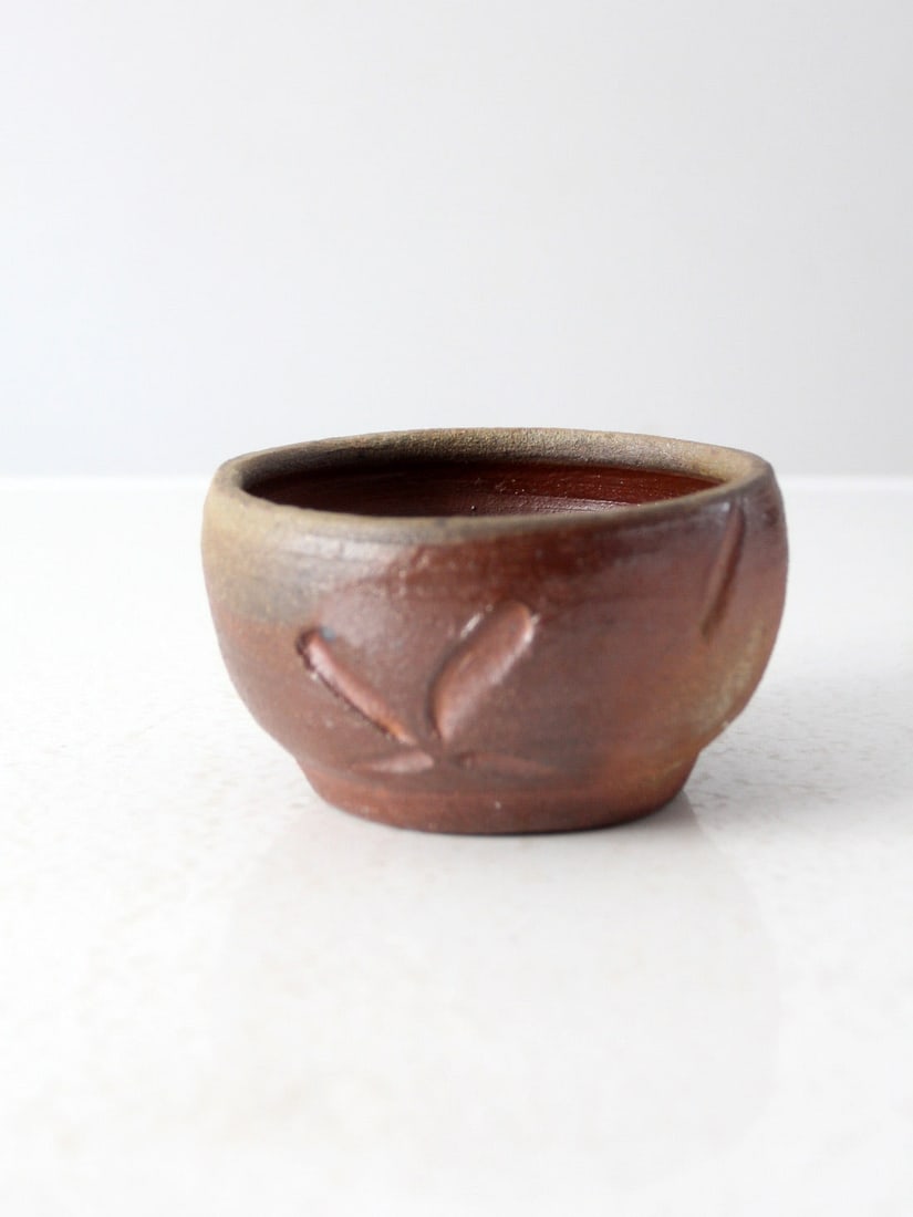 Signed Vintage Studio Pottery Bowl with Copper Glaze and Golden Accents: Signed Vintage Studio Pottery Bowl with Copper Glaze and Golden Accents This vintage studio pottery bowl showcases a unique handmade design, complete with a rustic copper tone glaze, etched detailing,