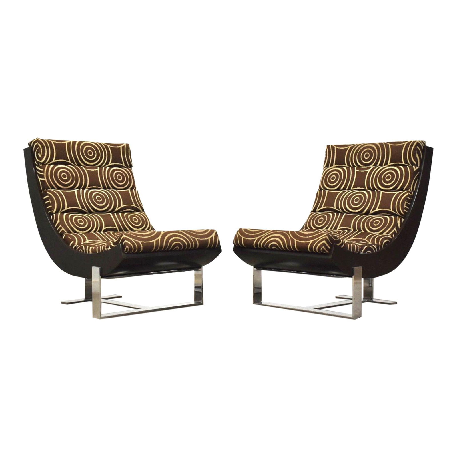 Mid Century Modern Chrome Scoop Lounge Chairs Pair: Mid Century Modern Chrome Scoop Lounge Chairs Pair This stylish pair of mid-century modern lounge chairs features a chrome base and distinctive scoop seats, showcasing their original fabric. The chair