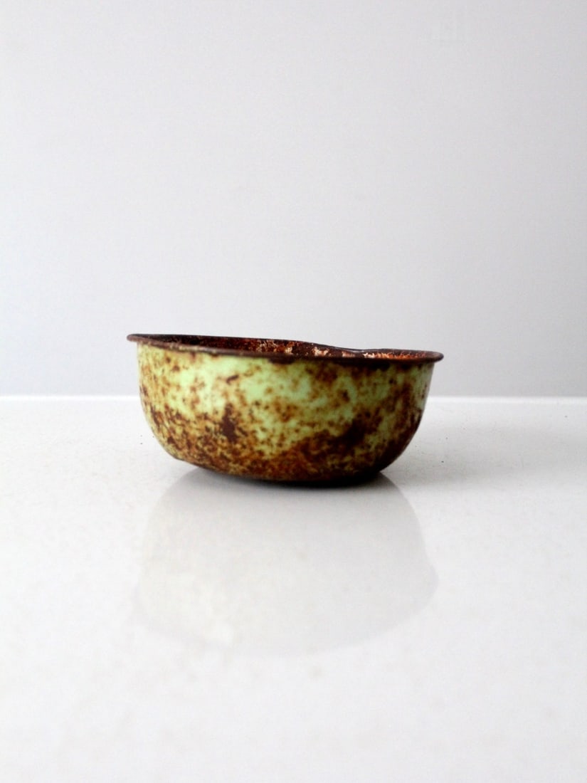Vintage Rustic Green Metal Canteen Bowl 3 x 7.25 x 7: Vintage Rustic Green Metal Canteen Bowl 3 x 7.25 x 7 Discover this charming vintage metal canteen bowl, showcasing a beautifully weathered appearance. The bowl features a distinctive green exterior to