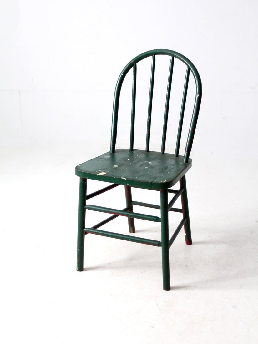 Vintage Forest Green Windsor Farmhouse Chair with Spindles: Vintage Forest Green Windsor Farmhouse Chair with Spindles Discover the charm of this vintage farmhouse Windsor-style chair, showcasing a classic round bow back with slender spindles and elegantly spl