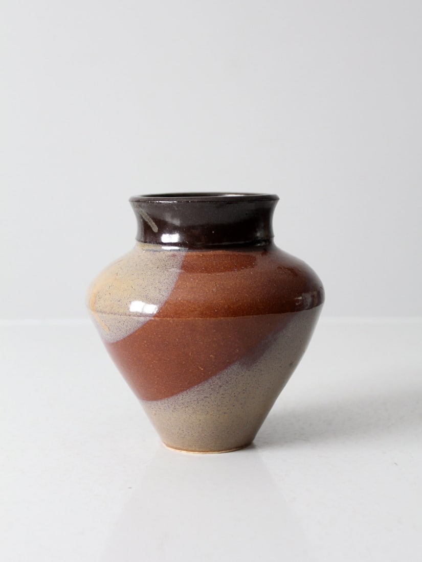 Signed Vintage Studio Pottery Vase with Three-Tone Glaze: Signed Vintage Studio Pottery Vase with Three-Tone Glaze Discover this charming vintage studio pottery vase, beautifully hand-crafted with a striking three-tone glaze that transitions from near black