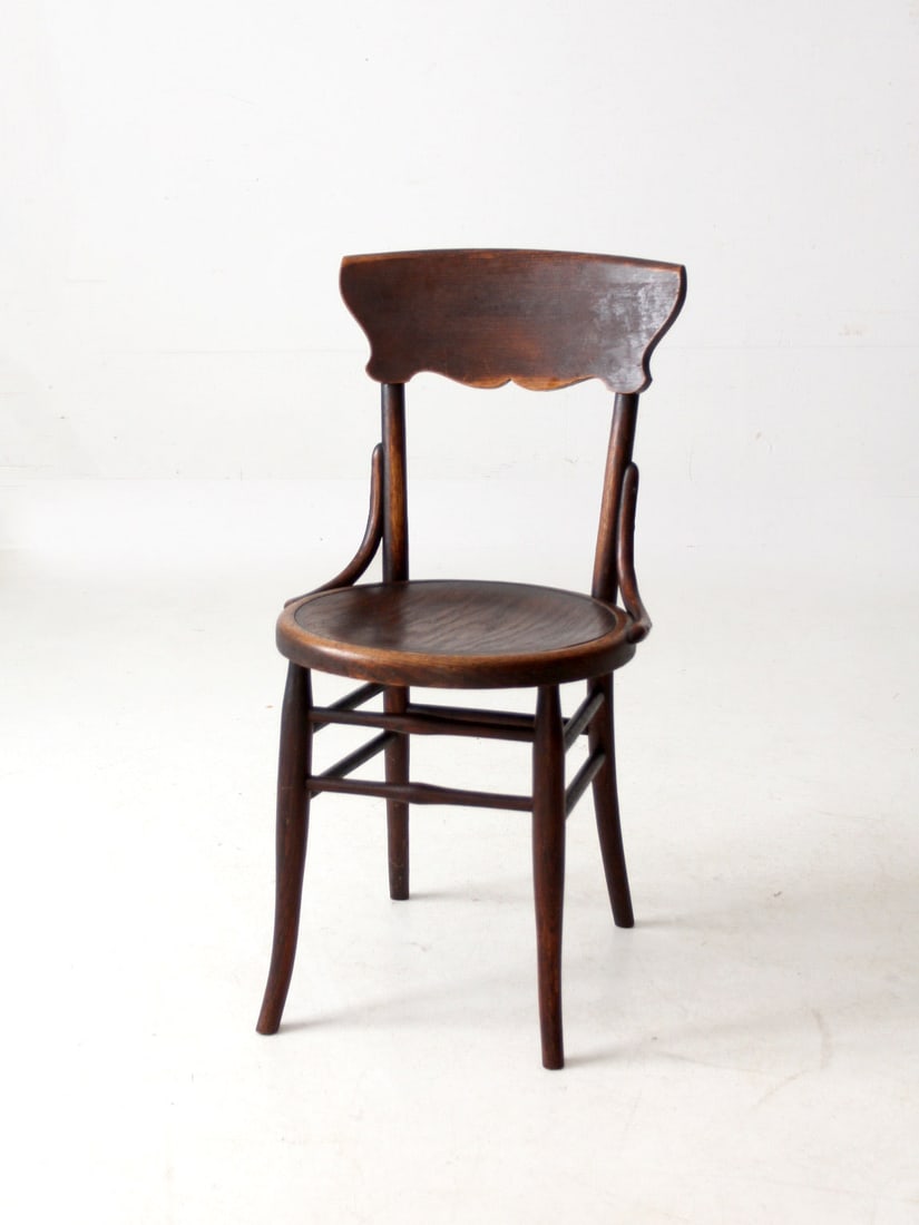 Classic Antique Bentwood Chair Thonet Style Warm Patina: Classic Antique Bentwood Chair Thonet Style Warm Patina This antique bentwood chair showcases a sculptural silhouette complemented by a warm brown patina that emphasizes its timeless craftsmanship. Dr