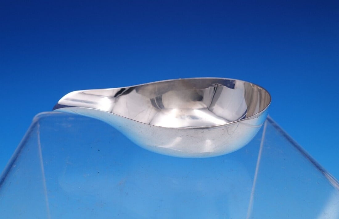 Worden Munnis Mid-Century Modern Sterling Silver Sauce Dish with Spout: Worden Munnis Mid-Century Modern Sterling Silver Sauce Dish with Spout Discover this exquisite mid-century modern sauce dish crafted from sterling silver by Worden Munnis, a renowned Boston-based silv