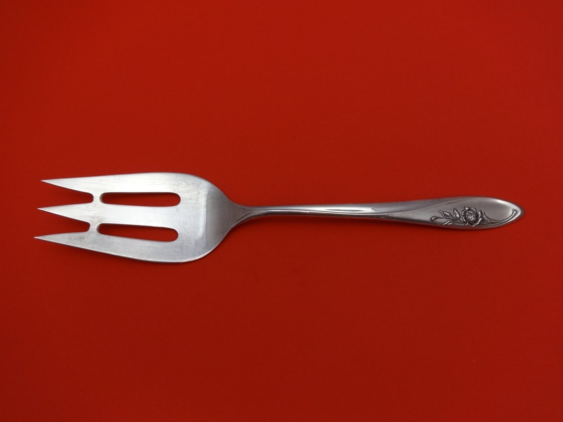 Towle Sculptured Rose Sterling Silver 9 Cold Meat Fork: Towle Sculptured Rose Sterling Silver 9 Cold Meat Fork This exquisite cold meat fork features the elegant Sculptured Rose pattern by Towle. Crafted from high-quality sterling silver, this serving fork