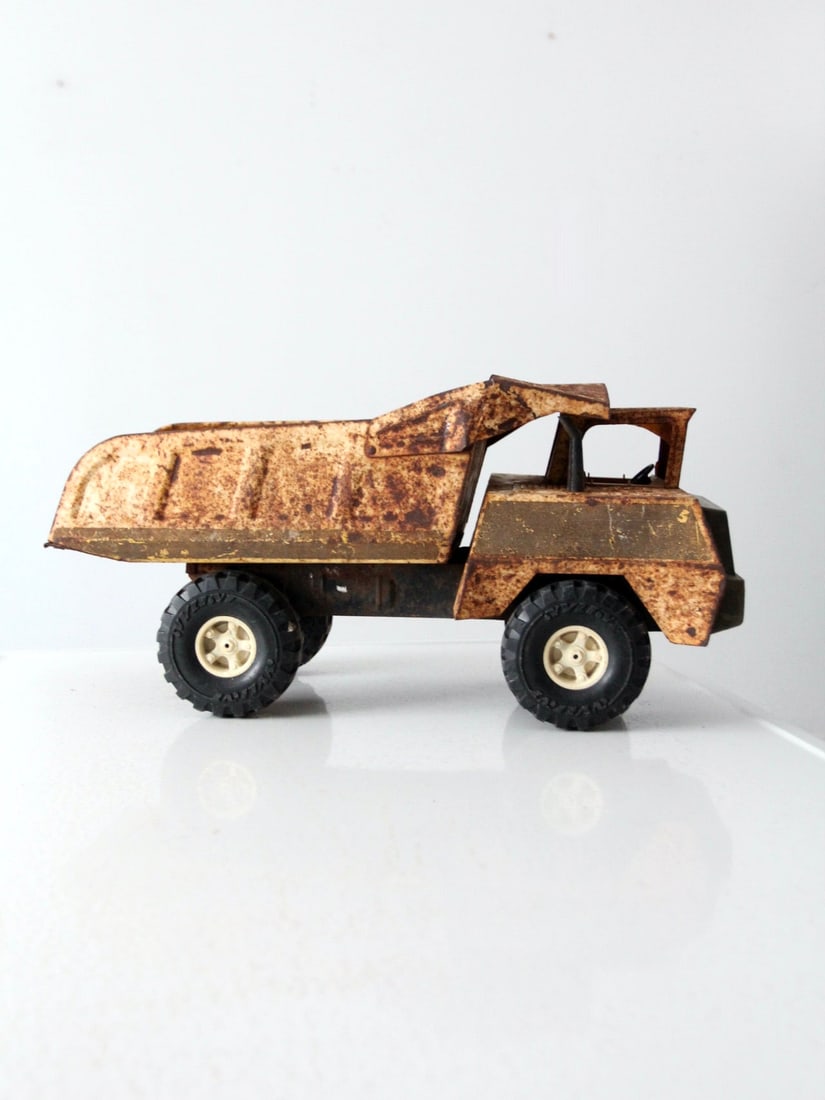 Vintage Nylint Metal Dump Truck with Lifting Trailer: Vintage Nylint Metal Dump Truck with Lifting Trailer Discover this vintage Nylint toy dump truck, a nostalgic piece that showcases classic design and craftsmanship. This metal toy truck features a dis