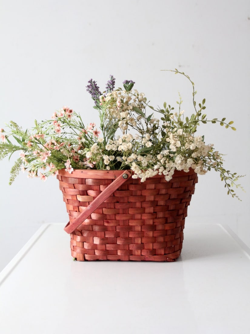 Vintage Rosy Pink Splint Weave Basket with Bentwood Handle: Vintage Rosy Pink Splint Weave Basket with Bentwood Handle This vintage rosy pink splint-weave basket showcases a charming bentwood collapsible handle, allowing for effortless carrying. Its elegant de