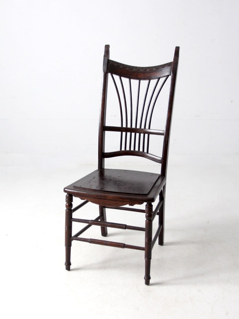 Antique Wooden Side Chair with Carved Fanned Spindle Back: Antique Wooden Side Chair with Carved Fanned Spindle Back This antique wooden side chair exudes charm with its curved top rail featuring intricate carved details and a unique fanned spindle back, remi