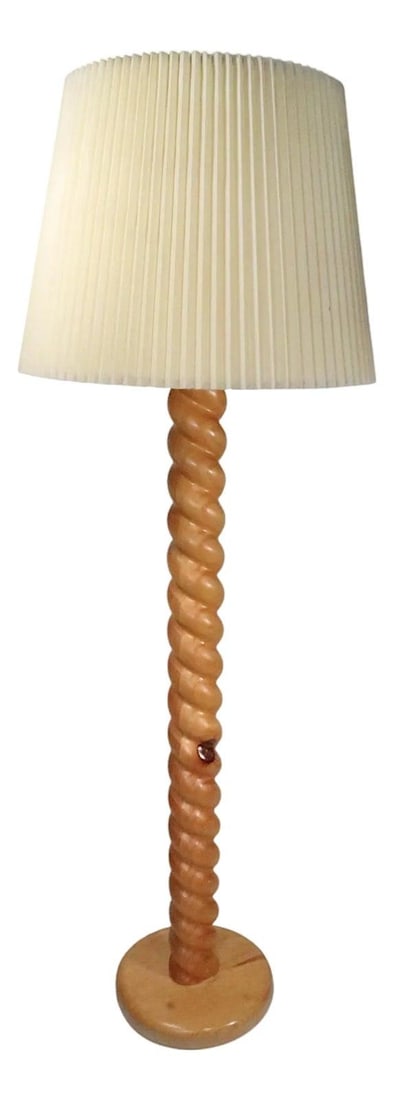 Vintage Barley Twist Pine Floor Lamp with Pleated Shade 1970s: Vintage Barley Twist Pine Floor Lamp with Pleated Shade 1970s This striking Barley Twist Floor Lamp showcases a modernist interpretation of the classic design, crafted from quality pine wood. It featu