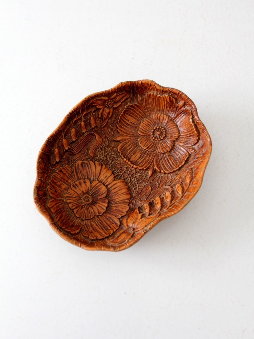 Vintage Syroco Floral Composite Wood Bowl 9.5 x 7.25 Inch: Vintage Syroco Floral Composite Wood Bowl 9.5 x 7.25 Inch This vintage Syroco style decorative bowl, dating back to circa 1950, showcases a stunning floral pattern and a scalloped edge, enhancing its