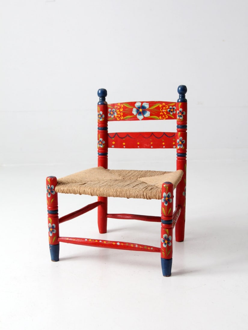 Hand-Painted Vintage Mexican Folk Art Chair for Children: Hand-Painted Vintage Mexican Folk Art Chair for Children This vintage Mexican folk art children's chair features a vibrant, hand-painted floral design, showcasing traditional craftsmanship. The chair