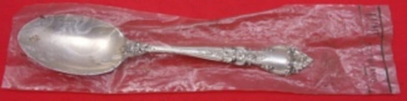 Lunt Belvedere Sterling Silver Soup Spoon 6 7/8 Inch Heirloom New: Lunt Belvedere Sterling Silver Soup Spoon 6 7/8 Inch Heirloom New Discover the timeless elegance of the Belvedere by Lunt Sterling Silver Place Soup Spoon. This exquisite spoon measures 6 7/8" and sho