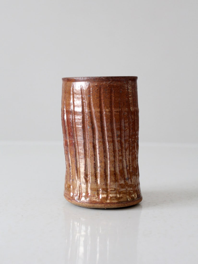 Handmade Vintage Studio Pottery Vase Copper Tone Rib Etched: Handmade Vintage Studio Pottery Vase Copper Tone Rib Etched This vintage studio pottery vase showcases a unique handmade design, featuring a shimmering copper tone glaze and a distinct rib etched patt
