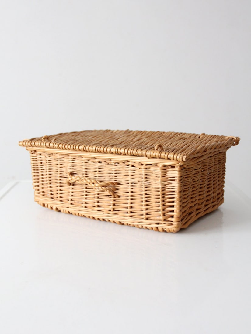 Vintage Honey Tone Woven Basket Box with Hinged Lid: Vintage Honey Tone Woven Basket Box with Hinged Lid This vintage woven basket box combines practicality with timeless charm. Featuring a sturdy hinged lid and convenient side handles, it is designed f