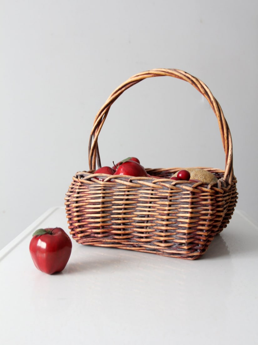 Vintage Wicker Harvest Basket with Twisted Handle 15.5x13.5x13: Vintage Wicker Harvest Basket with Twisted Handle 15.5x13.5x13 This vintage wicker harvest basket is perfect for a variety of uses, whether indoors or outdoors. Featuring a twisted handle and a beauti