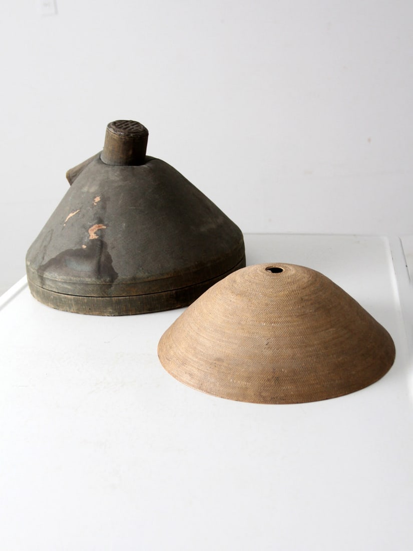 Antique Qing Dynasty Chinese Hat Set with Box: Antique Qing Dynasty Chinese Hat Set with Box This exquisite antique Chinese summer hat set from the Qing Dynasty includes a beautifully crafted handwoven conical hat and a coordinating hat box. The h