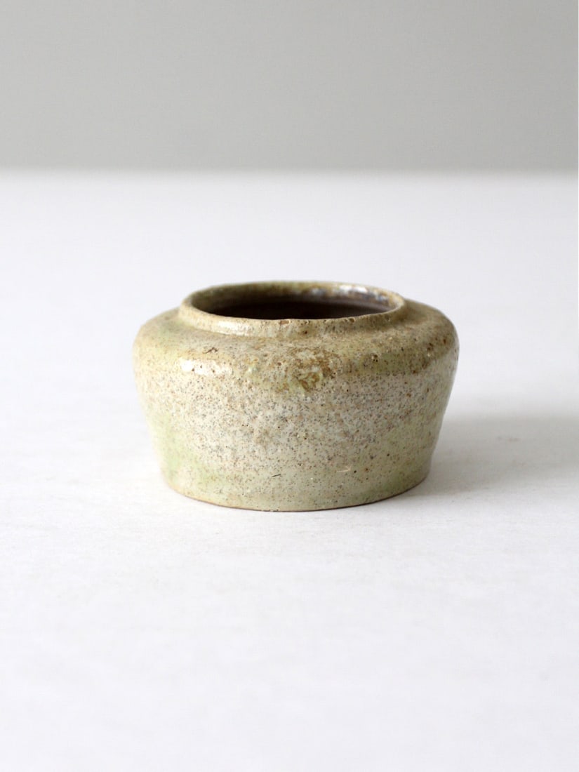 Vintage Handmade Studio Pottery Pot with Mottled Beige Glaze: Vintage Handmade Studio Pottery Pot with Mottled Beige Glaze This vintage handmade studio pottery pot showcases a beautiful mottled beige glaze with subtle hints of green, complemented by a speckled t