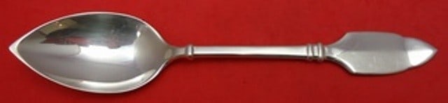 Graff W & D Robert Bruce Sterling Silver Soup Spoon 7.25": Graff W & D Robert Bruce Sterling Silver Soup Spoon 7.25" This exquisite place soup spoon is crafted from high-quality sterling silver and features the elegant Robert Bruce pattern by Graff W & D. Mea