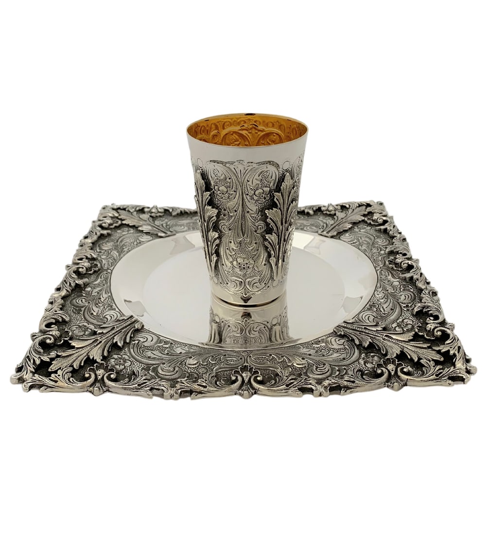 Handmade Italian 925 Sterling Silver Leaf Applique Cup & Tray Set: Handmade Italian 925 Sterling Silver Leaf Applique Cup & Tray Set This exquisite cup and tray set is crafted from fine Italian 925 sterling silver, showcasing intricate handmade leaf applique swirl de