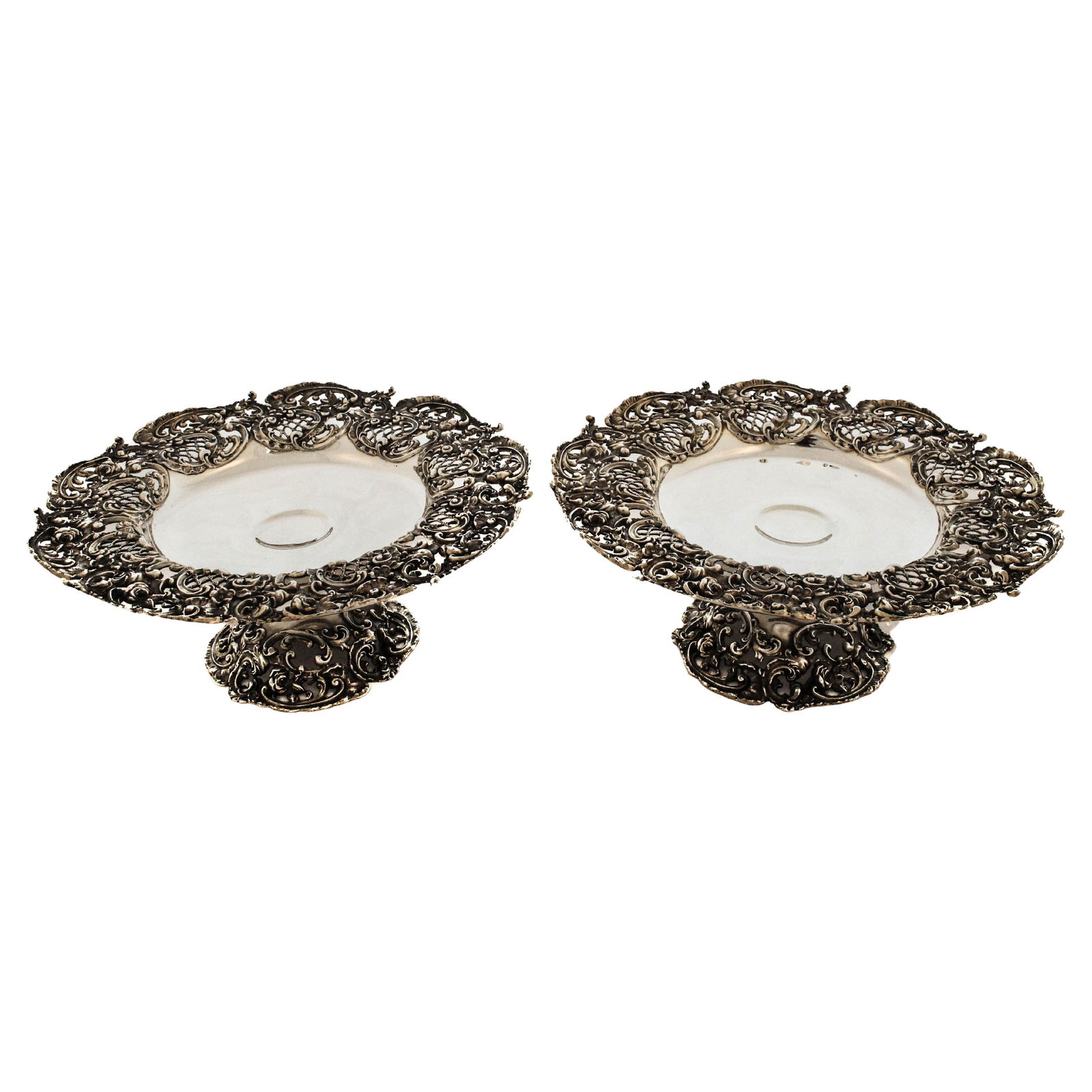 Gorham Sterling Silver Tazzas Set of 2 Victorian Elegance: Gorham Sterling Silver Tazzas Set of 2 Victorian Elegance This exquisite pair of sterling silver tazzas, crafted circa the 1880s by Gorham Silversmiths, showcases the artistry of one of America's prem
