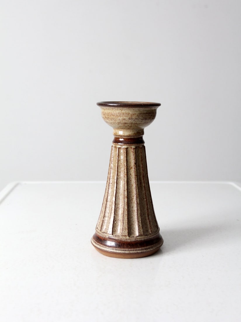 Signed Lien Vintage Studio Pottery Vase Reeded Design Brown Glaze 9 Inch: Signed Lien Vintage Studio Pottery Vase Reeded Design Brown Glaze 9 Inch This vintage studio pottery vase showcases a unique hand-crafted design by the artist Lien. It features a reeded column design