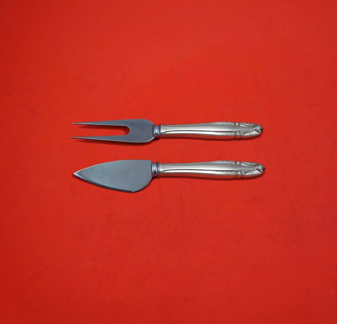 Wallace Stradivari Sterling Silver 2pc Cheese Serving Set: Wallace Stradivari Sterling Silver 2pc Cheese Serving Set This exquisite 2-piece cheese serving set, crafted by Wallace in the Stradivari pattern, is perfect for cheese enthusiasts. Made from high-qua