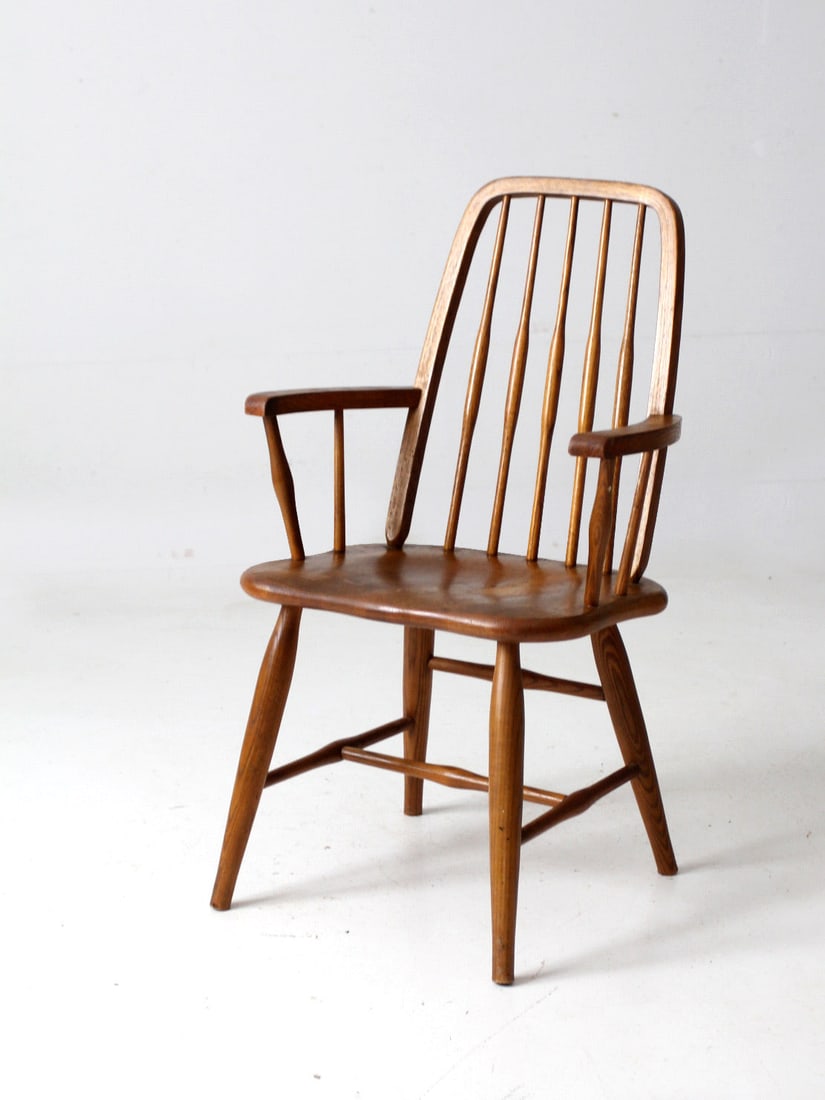 Mid-Century Cochrane Windsor Arm Chair Style 77307: Mid-Century Cochrane Windsor Arm Chair Style 77307 Discover a stylish Mid-Century Cochrane Furniture wooden arm chair, crafted in the classic Windsor style. This chair features a squared spindle back