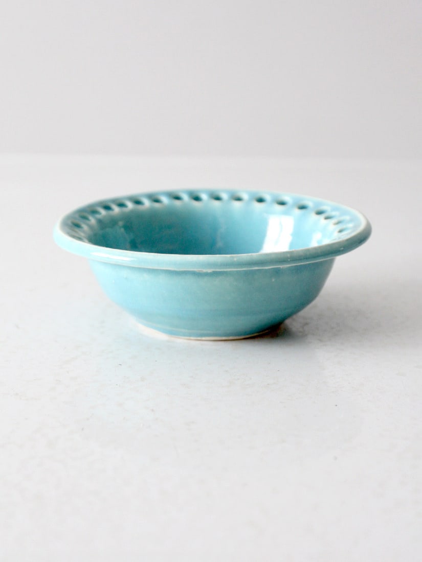Signed Vintage Studio Pottery Bowl with Turquoise Glaze: Signed Vintage Studio Pottery Bowl with Turquoise Glaze This vintage studio pottery bowl showcases a vibrant turquoise glaze that beautifully highlights its craftsmanship. The rim is adorned with a de
