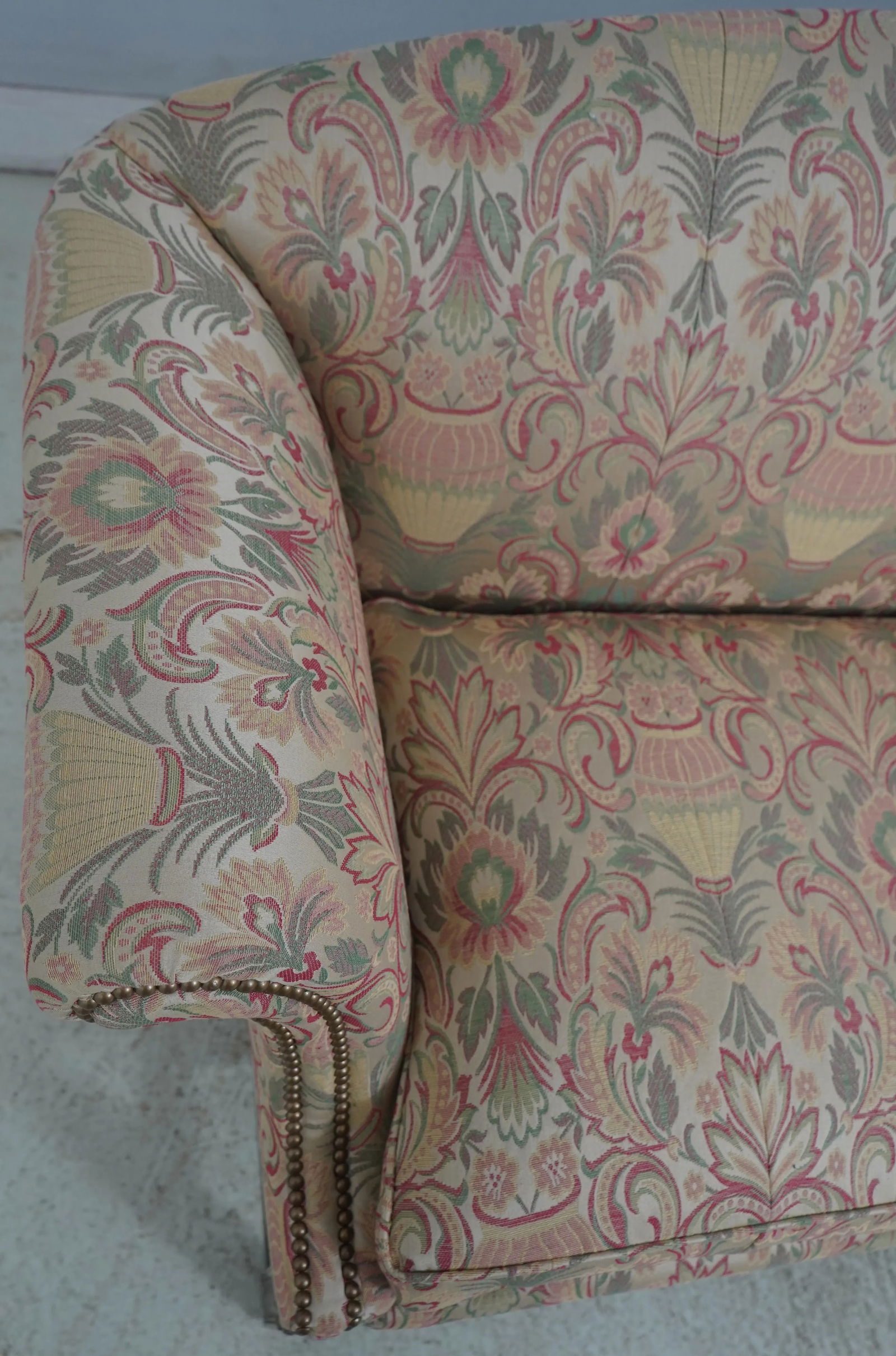 Kittinger CW-118 Mahogany Roll Arm Sofa Traditional Chippendale Style: Kittinger CW-118 Mahogany Roll Arm Sofa Traditional Chippendale Style This Kittinger Colonial Williamsburg CW-118 roll arm sofa showcases exceptional craftsmanship with its mahogany construction and C