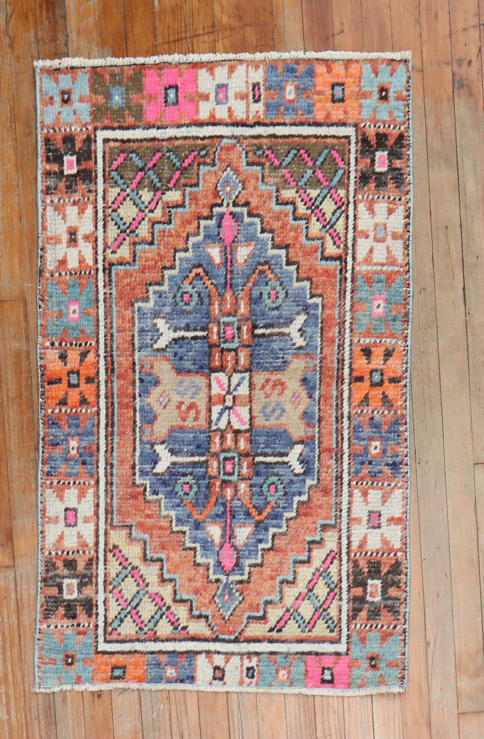 Vintage Turkish Hand-Knotted Orange Anatolian Rug 29 x 46: Vintage Turkish Hand-Knotted Orange Anatolian Rug 29 x 46 Discover the charm of this vintage Turkish rug from the Zabihi Collection. Measuring 29 in (73.66 cm) in width and 46 in (116.84 cm) in length