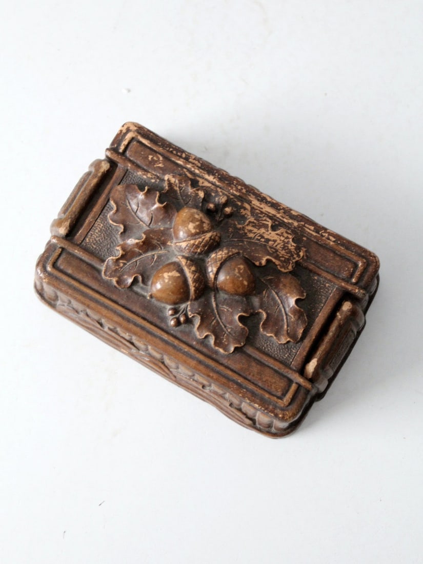 Vintage 1940s Syroco Wood Cigarette Box with Acorn Design: Vintage 1940s Syroco Wood Cigarette Box with Acorn Design This vintage Syroco Wood cigarette box from the 1940s exemplifies charming craftsmanship. Made from cast composite wood, it showcases a hand-c