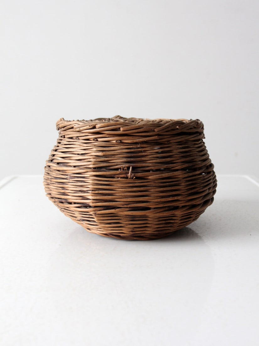 Antique Wicker Basket with Hinged Lid Rustic Storage Solution: Antique Wicker Basket with Hinged Lid Rustic Storage Solution This antique wicker basket showcases a charming round shape and features a hinged lid, making it both functional and aesthetically pleasin