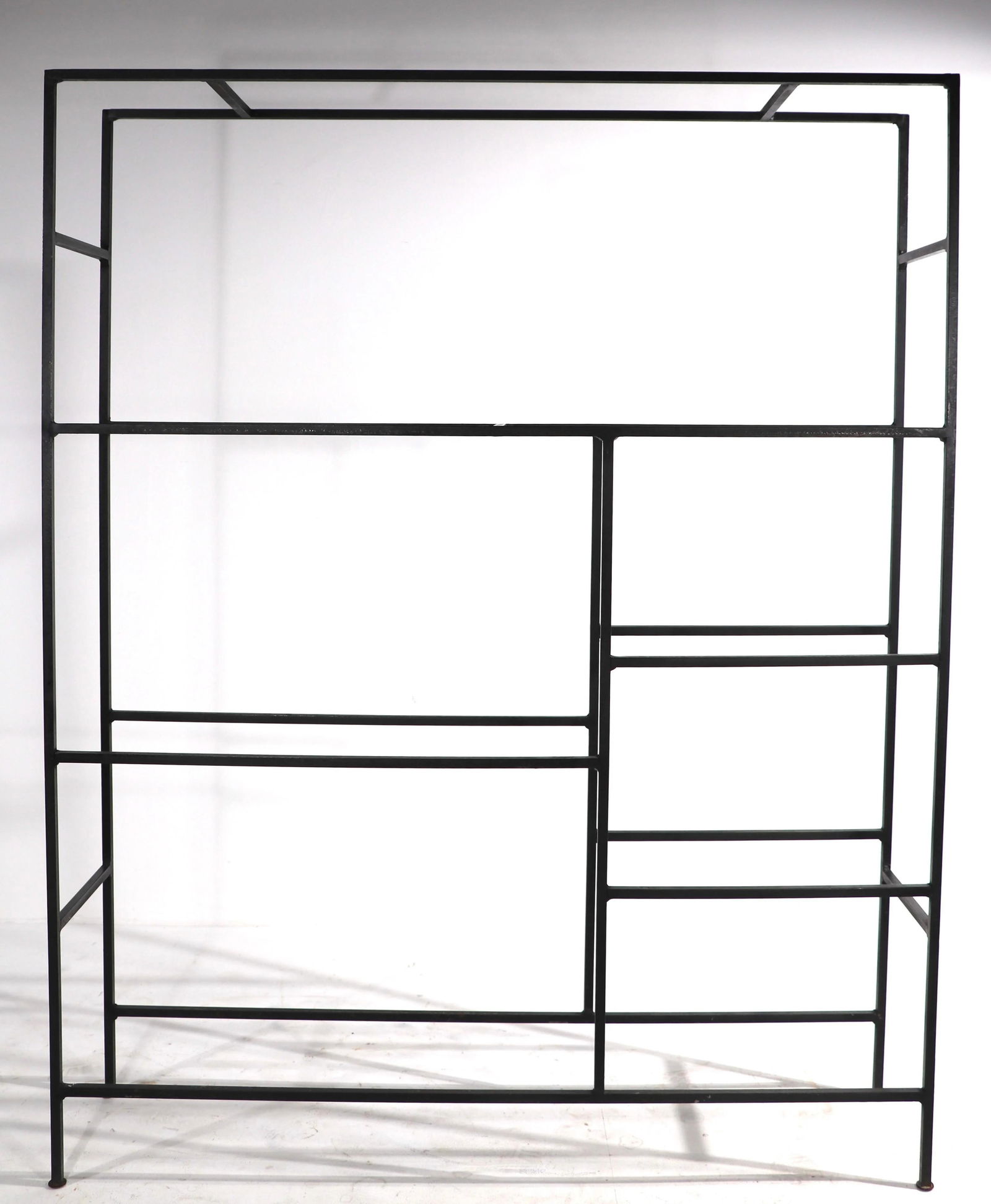 Mid Century Iron and Marble Shelf Unit Attributed to Weinberg: Mid Century Iron and Marble Shelf Unit Attributed to Weinberg Discover this unique mid-century shelf unit featuring a sturdy iron frame complemented by elegant marble and metal mesh shelves. The desig