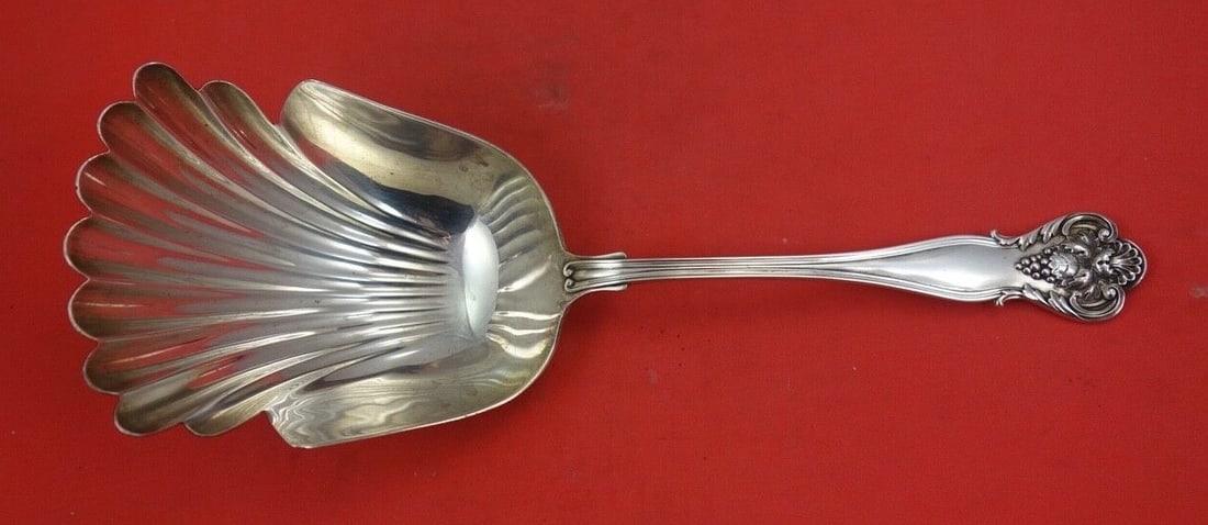 Durgin New Vintage Sterling Silver Cracker Scoop 8 5/8 Inch Serving Piece: Durgin New Vintage Sterling Silver Cracker Scoop 8 5/8 Inch Serving Piece This exquisite sterling silver cracker scoop, measuring 8 5/8 inches, is crafted by the renowned Durgin brand in the charming