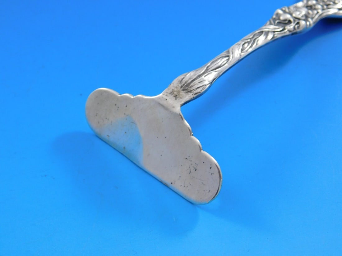Unger Cupids Nosegay Sterling Silver Baby Food Pusher 4 Art Nouveau: Unger Cupids Nosegay Sterling Silver Baby Food Pusher 4 Art Nouveau This exquisite baby food pusher, measuring 4 inches, showcases the enchanting Cupids Nosegay pattern by Unger. Crafted from sterling