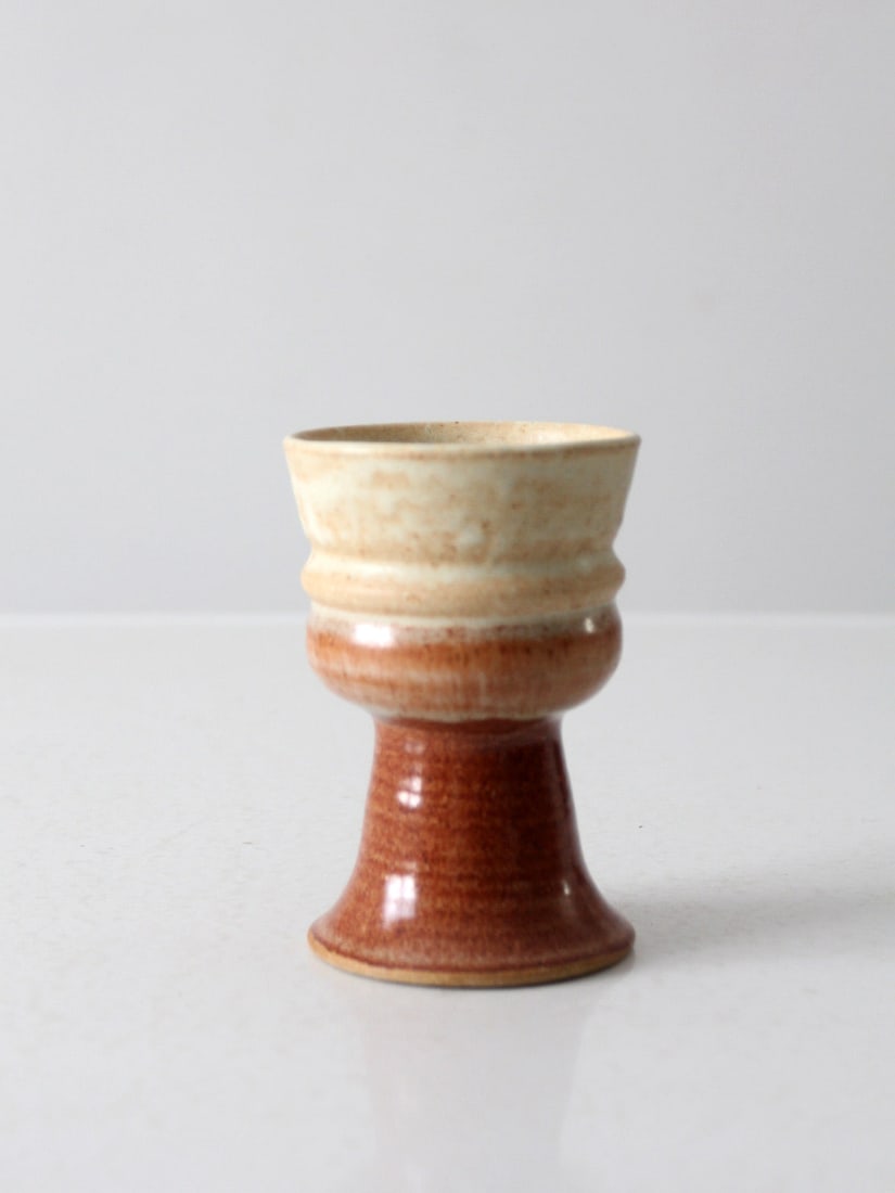Vintage Elizabeth Rasmussen Stoneware Cup with Fluted Base: Vintage Elizabeth Rasmussen Stoneware Cup with Fluted Base This vintage Elizabeth Rasmussen stoneware cup showcases exquisite hand-crafted studio pottery, making it versatile for various uses such as