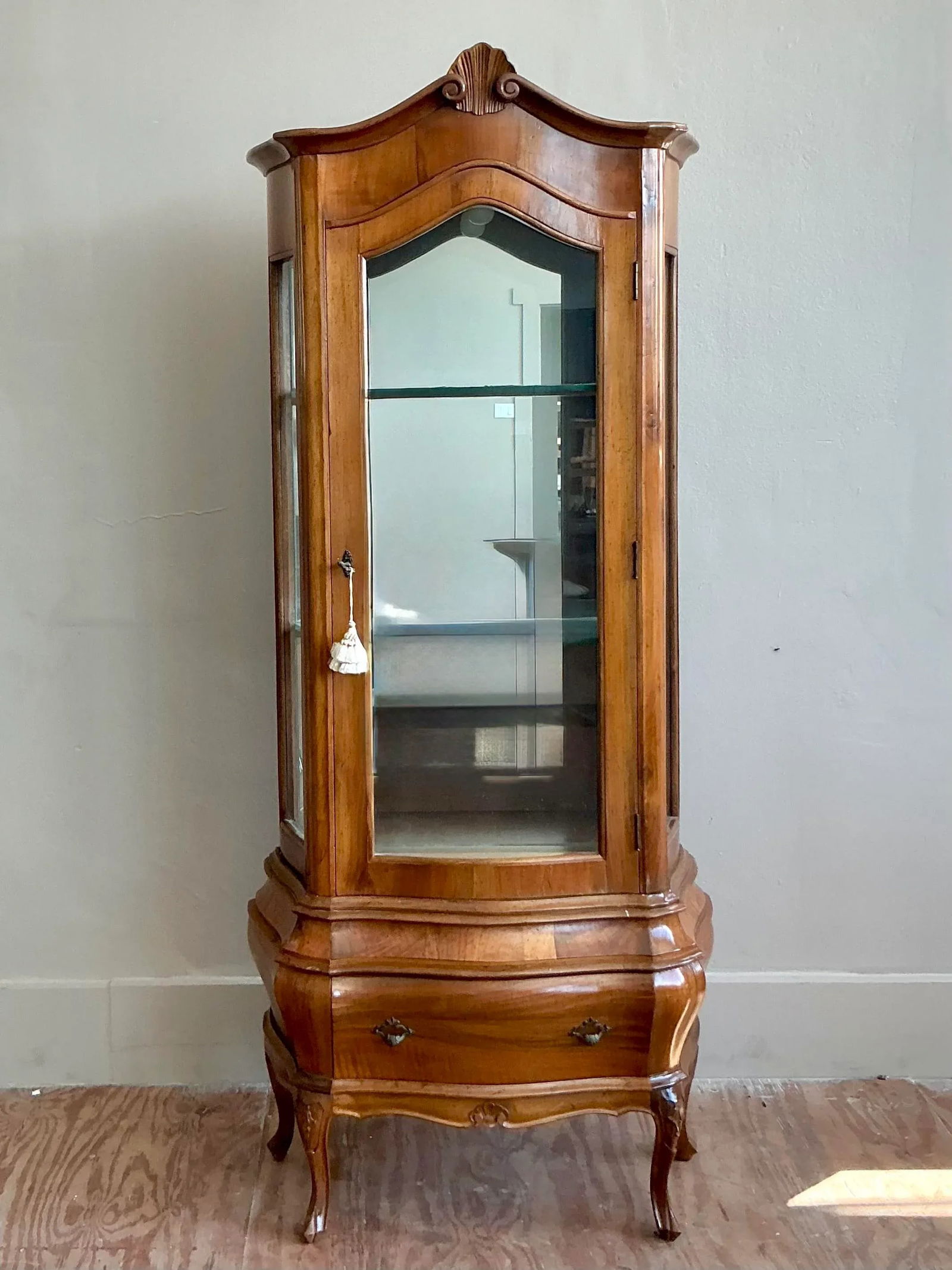 Vintage Italian Burl Wood Curio Cabinet with Glass Doors: Vintage Italian Burl Wood Curio Cabinet with Glass Doors Discover the beauty of classic Italian craftsmanship with this Vintage Italian Burl Wood Curio Cabinet. This exquisite vitrine showcases timele