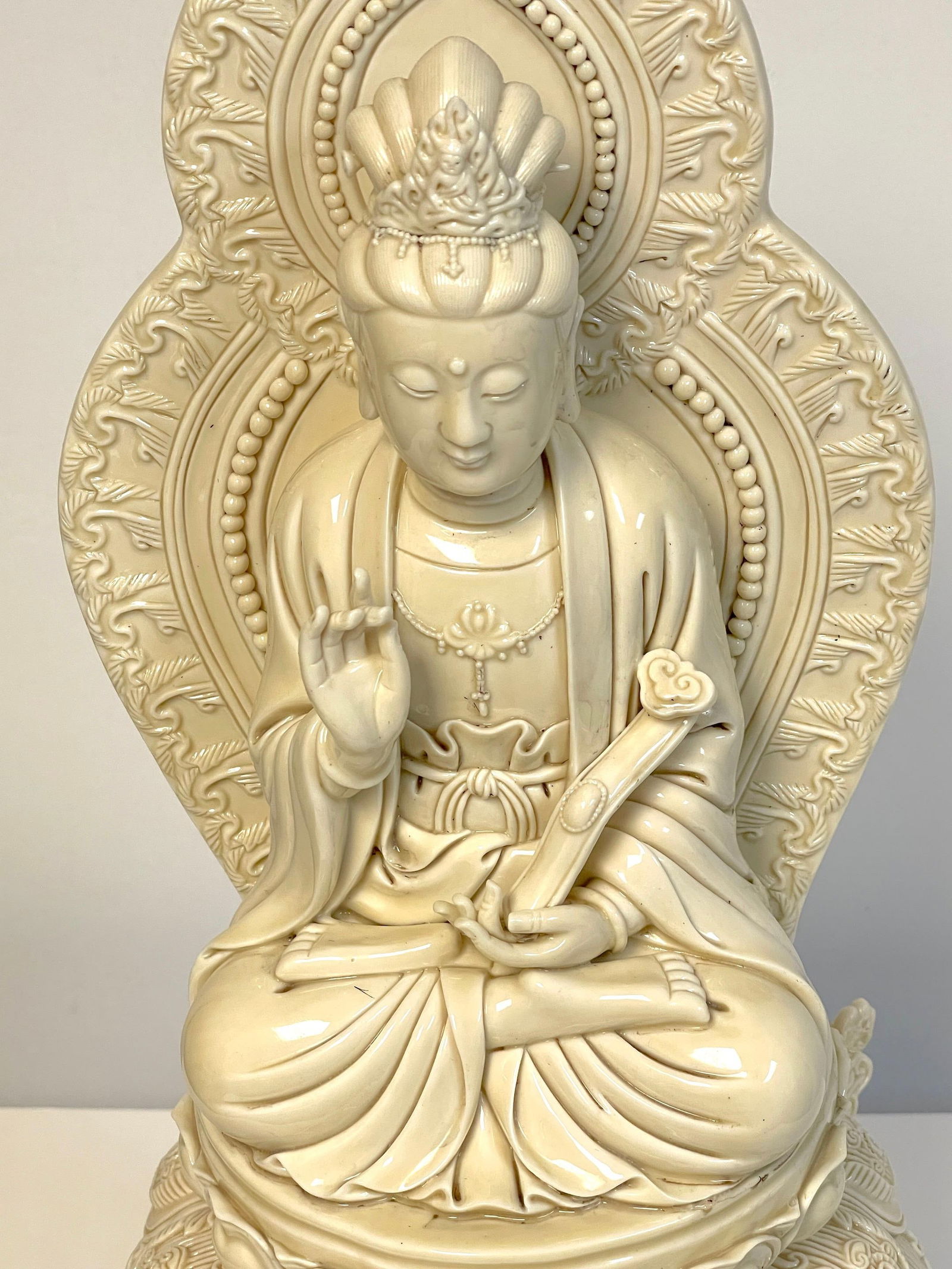 19th Century Chinese Blanc-de-Chine Guanyin Altar Piece Porcelain: 19th Century Chinese Blanc-de-Chine Guanyin Altar Piece Porcelain This exquisite Chinese Blanc-de-Chine Seated Guanyin Altar Piece showcases the artistry of the 19th to 20th century. Standing at 21 in