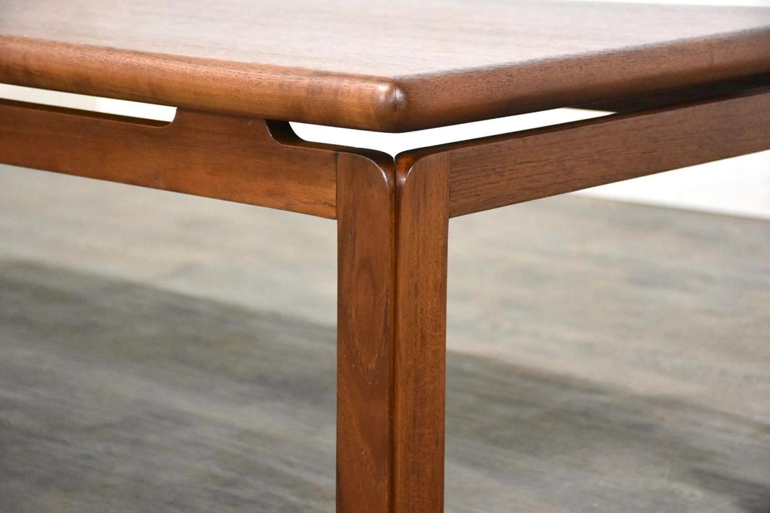 1960s Danish Modern Teak Coffee Table Professionally Refinished: 1960s Danish Modern Teak Coffee Table Professionally Refinished This exquisite mid-century modern coffee table is a stunning example of Danish craftsmanship from the 1960s. Meticulously refinished, th