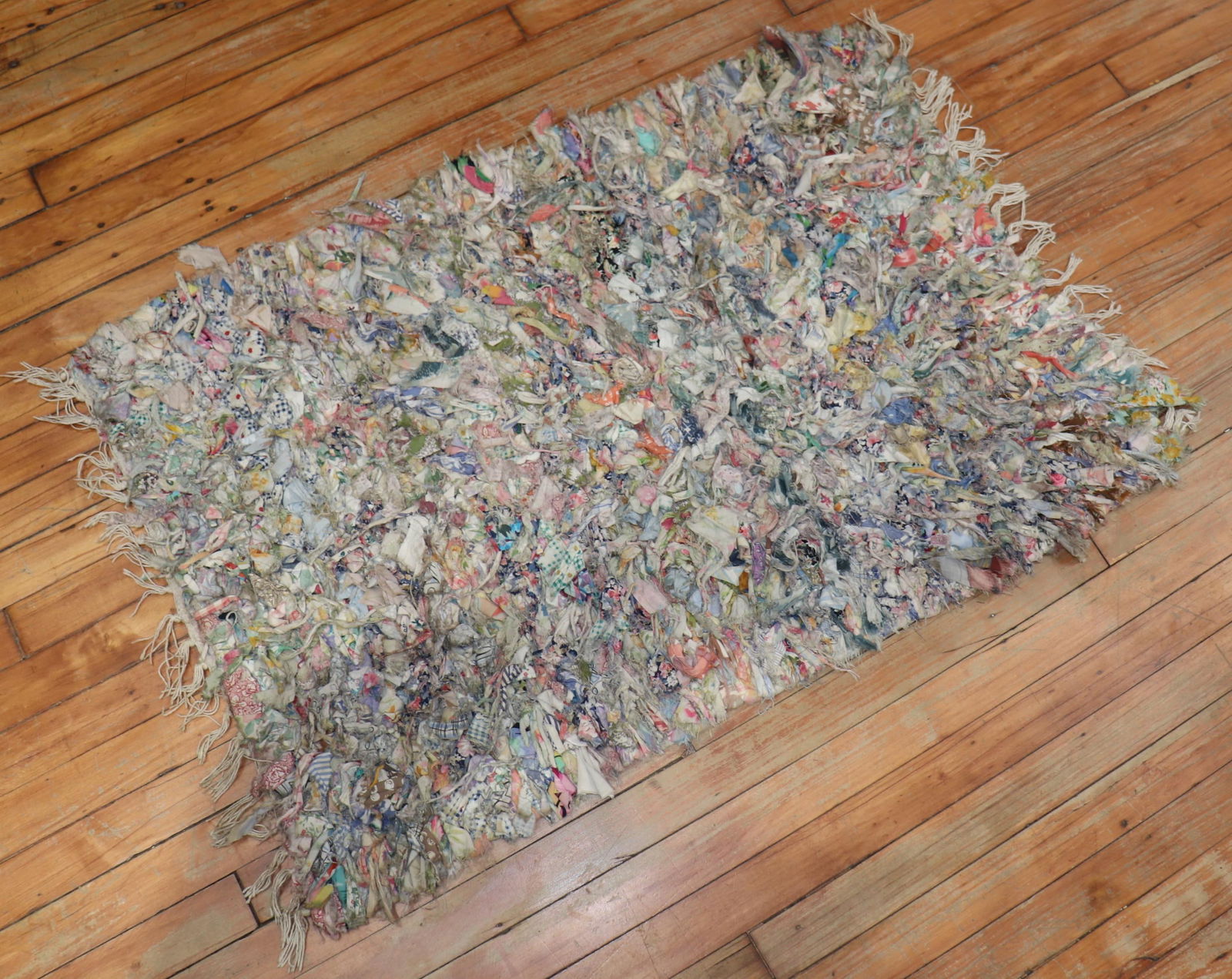 Mid-Century Confetti Pattern American Braided Throw Rug 26 x 39 Inches: Mid-Century Confetti Pattern American Braided Throw Rug 26 x 39 Inches This one-of-a-kind American braided throw rug from the late 20th century features a vibrant, borderless confetti pattern. Hand-kn